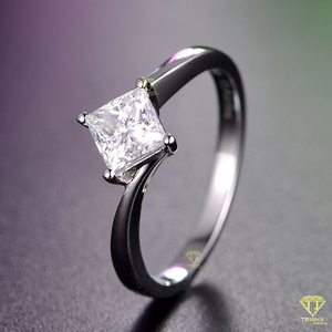 Anillo de compromiso de corte princesa personalizado, joyería clásica de boda solitaria para mujer en plata de ley - Product Image 5