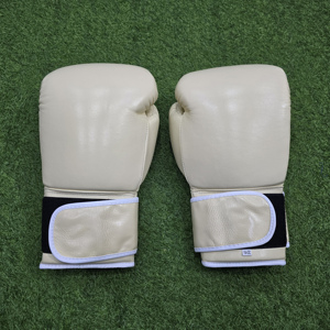 Gants de boxe professionnels en cuir beige véritable avec logo personnalisé pour les sports de plein air - Product Image 4
