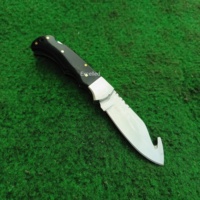 Cuchillo plegable de bolsillo hecho a mano J2 hoja de acero pulido espejo mango de resina botón a prueba de herrumbre estilo cambio cubierta de cuero gratis