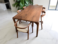 Table à manger carrée de style européen moderne, finition noyer, bois de manguier massif avec piédestal en bois, un élément de décoration métallique élégant
