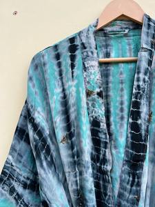 Robe en satin bleu tie-dye faite à la main, style kimono recyclé de grande taille pour adultes, vêtements de plage/salon/station de villégiature pour cadeau de printemps - Product Image 4