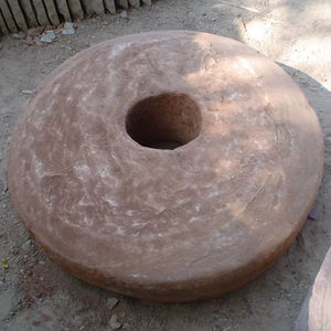 Grand stock de meules en pierre entière modernes récupérées pour les paysages de jardin extérieurs - Product Image 1