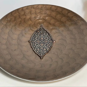 Assiette de présentation élégante en or rose pour décor de table de mariage et repas raffiné, parfaite pour les fêtes, les événements et les occasions festives - Product Image 1