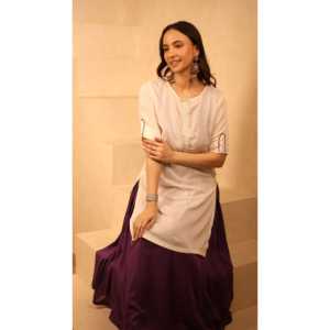 ชุดเดรสผ้าซาตินสีงาช้างและสีม่วงพร้อมชุดคุร์ตา สวมใส่สบาย ทรงเอวธรรมชาติ คอทรงโอ แขนสั้น สีตัดกัน - Product Image 3