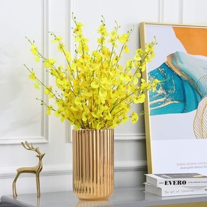 Vase en métal nickelé au design martelé Décor en métal intemporel Vase à fleurs personnalisable Vase personnalisé pour la maison et le bureau - Product Image 3