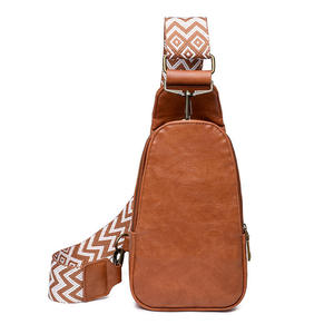 Bolso de pecho cruzado de PU personalizado para mujer con patrón de rayas mensajero vegano correa de guitarra monedero al por mayor bolso de cuero - Product Image 3