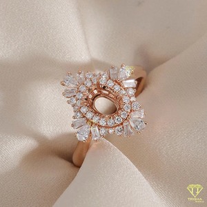 Vente en gros de bagues en diamant de laboratoire bijoux de fiançailles de luxe avec coupe ronde pour femmes disponibles à un prix abordable - Product Image 3