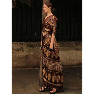 Impresionante Sari Marrón de Satén Tejido para Recepciones con Blusa para Bodas - Product Image 5