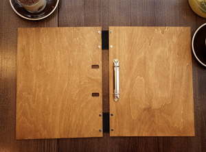 DIVRIS DRL-203 Porta Menús de Madera Color Marrón Claro con Remaches de Latón, Capacidad para Múltiples Páginas, para Restaurantes y Hoteles - Product Image 3