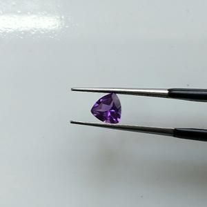 พลอยอะมีทิสต์แอฟริกันธรรมชาติ 5 มม. ทรงทริลเลียนคัท คุณภาพดีที่สุด ผลิตภัณฑ์พลอยหลวมที่ผ่านการปรับขนาดแล้ว สำหรับทำเครื่องประดับ - Product Image 3