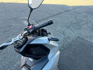 รถจักรยานยนต์สกู๊ตเตอร์ผจญภัย160cc ADV160ฮอนด้า2026ใหม่ล่าสุดพร้อมกุญแจอัจฉริยะ ABS - Product Image 3