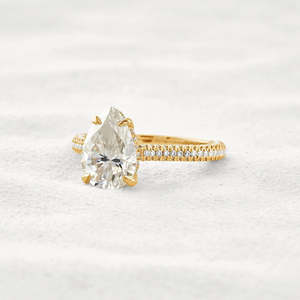 VVS1 Claridad Corte de pera Moissanite Anillo de compromiso Pave Set Estilo - Product Image 4