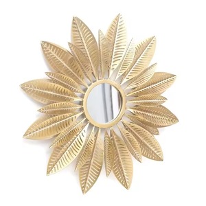 Tenture murale à fleurs en métal blanc de style vintage avec détails en or idéal pour les murs du salon, de la chambre à coucher et du bureau d'Inde - Product Image 5