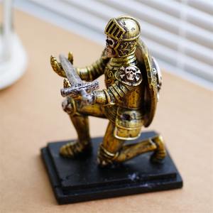 รูปปั้นเรซิ่นรูปอัศวินยุคกลางสไตล์วินเทจ วางบนโต๊ะ ใช้เป็นที่ใส่ปากกาหรือที่แขวนแว่นตา - Product Image 6
