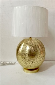 Moderna lampada da tavolo <span class=keywords><strong>in</strong></span> ottone di vendita calda elettrica con motore AC Design decorativo personalizzato imballato per studio <span class=keywords><strong>in</strong></span> camera utilizzare prezzi bassi <span class=keywords><strong>in</strong></span> <span class=keywords><strong>India</strong></span>