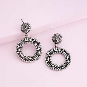 Boucles d'oreilles créoles pendantes géométriques classiques et tendance 189733, plaquées rhodium avec zircon et perle, bijoux en cuivre pour occasions festives - Product Image 1