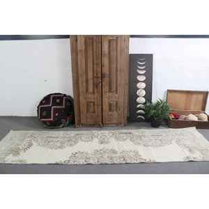 Alfombra Turca Vintage de 2.7x10.2 pies, Alfombra Blanca Gris con Estampado Animal - Product Image 2