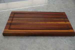 Planche à découper en bois naturel mélangé, massif, multi-espèces, épaisse et robuste, avec rainure pour les jus, pour légumes et pain - Product Image 3