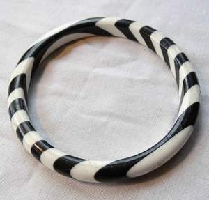 Bracelets en résine de qualité supérieure fabriqués en Inde, design floral vintage, bracelets larges en résine à vendre - Product Image 4