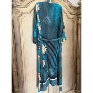 Chaqueta de Satén Tropicana Daisy, Suave, Talla Única, con Estampado de Margaritas Delicadas - Product Image 4