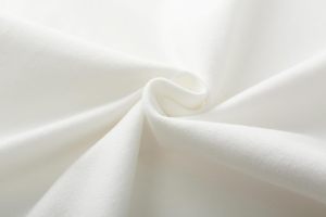 Camiseta de tejido de bambú para pieles sensibles. Eco-consciente, ultra suave y naturalmente resistente a los olores para mayor comodidad. - Product Image 4