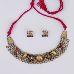 Conjunto de Gargantilla clásica estilo Heritage con joyas con motivos de animales rojos y verdes con piedras - Product Image 1