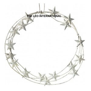 Décoration de Noël moderne : Couronne suspendue artisanale en métal festif, ornement de Noël en aluminium - Product Image 4