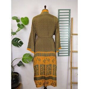 Manteau de maison écologique et élégant de style bohème chic vintage, fabriqué à partir de sari en soie recyclé, magnifique pour un placard chic. - Product Image 3