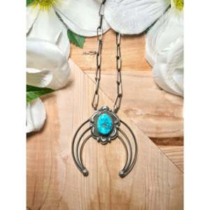 Collier artisanal Navajo en turquoise Ithaka Peak et argent sterling, objet culturel de collection - Product Image 1