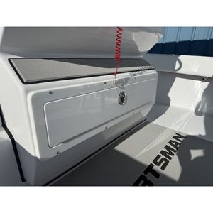 Embarcación de Pesca con Consola Central Sportsman Masters 247OE 2026 de 8' 5 - Product Image 3
