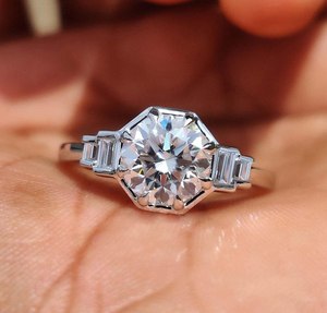 Anillo de Compromiso con Diamantes Cultivados en Laboratorio CVD, Corte Redondo, Estilo Antiguo, 1.78 CTW, Anillo de Boda con Corte Escalonado en Plata de Ley - Product Image 1