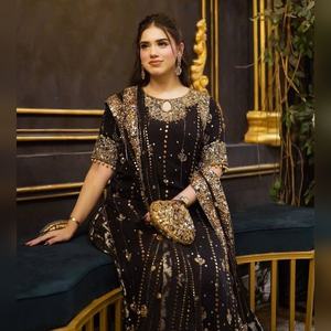 Ensemble salwar kameez en coton exclusif avec un haut et un bas ornés de broderies lourdes et un dupatta assorti pour les sorties décontractées, livraison mondiale - Product Image 6