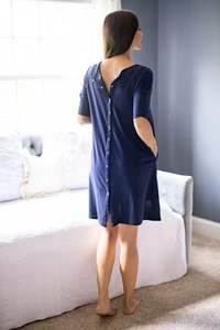 Chemise d'hôpital OEM de couleur unie, 100% coton, fermeture à bouton arrière complet, uniforme de soins de santé confortable pour les patients et les cliniques - Product Image 2