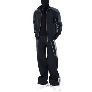 Ensemble survêtement homme de haute qualité avec veste imperméable à rayures latérales et pantalon droit - Product Image 3