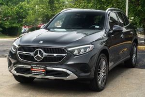 Mercedes-Benz GL C 300 4MATIC 2024 Noir Propre avec Jantes en Alliage Sièges en Cuir Système de Navigation Démarrage à Distance Toit Ouvrant - Product Image 3