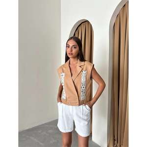 Chaleco de Gabardina Marrón para Mujer con Elegantes Detalles de Encaje - Product Image 1