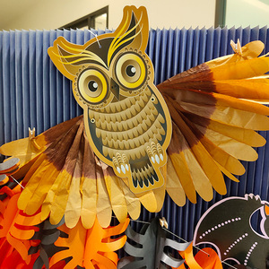 Decoración de Búho de Papel Hecha a Mano, Forma de Animal, Decoración para Fiesta de Halloween, Uso Interior para Niños, Colores Naranja, Amarillo y Marrón - Product Image 1