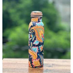 Botella de agua de cobre hecha a mano de inspiración Ayurvédica para almacenar agua durante la noche y ofrecer beneficios curativos para el bienestar diario - Product Image 3