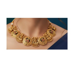Ensemble de collier ras du cou et boucles d'oreilles de style temple classique de qualité supérieure avec finition dorée pour collection de vêtements de mariage pour femmes - Product Image 3