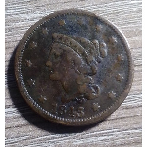 Pièce de monnaie de 1843, grande taille, avec tête miniature, cheveux tressés et petites lettres métalliques - Product Image 1