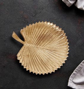 Plateau en aluminium à motif de feuilles pour servir élégamment des collations, des boissons et décorer la salle à manger, avec une construction durable et légère pour les tâches quotidiennes - Product Image 6