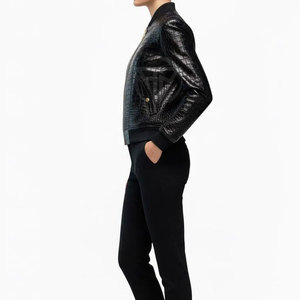 Veste en cuir gaufré moderne avec finition polie, forme structurée, tricot respirant, design léger et écologique - Product Image 5