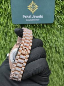 Reloj de Hombre de Lujo con Incrustaciones de Diamantes Moissanite VVS Brillantes y Esfera con Números Romanos - Product Image 6