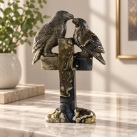 Sculpture en pierre gothique de corbeau double avec croix et cristal pour décoration d'Halloween et cadeaux de collection