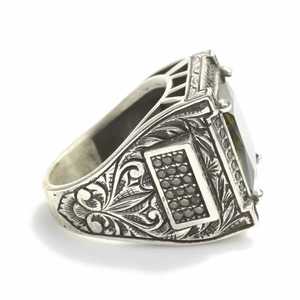 Anillo de Plata de Ley 925 para Hombre con Piedra de Peridoto de Corte Cuadrado y Patrón Geométrico para Uso Diario, Certificado por IGI - Product Image 3