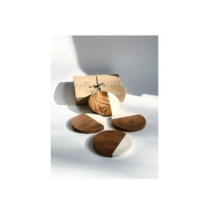 Ensemble de sous-verres en bois rond unique en bois massif pour des idées de décoration de table modernes et minimalistes - Product Image 6