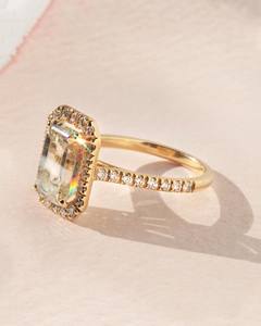 Anillo de compromiso de moissanita con corte esmeralda de 8x10mm | Anillo de oro o plata con banda de Halo Pave | Joyería fina de aniversario de Boda nupcial OEM - Product Image 4