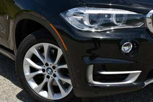 บีเอ็มดับเบิลยู เอ็กซ์5 ปี 2018 ขับเคลื่อนสี่ล้อ เครื่องยนต์ 8 สูบ รถเอสยูวี ภายในสีอ่อน เบาะหนัง เครื่องยนต์เทอร์โบ เกียร์อัตโนมัติ ระบบควบคุมความเร็วอัตโนมัติแบบแปรผัน (ACC) พวงมาลัยซ้าย ล้อแม็กขนาด 21 นิ้ว - Product Image 6