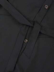 เสื้อโค้ทสีดำของผู้หญิงที่สง่างามมีเข็มขัดคาดเอวและรายละเอียดด้านหลังที่ไม่ซ้ำกันเสื้อคลุมสไตล์โกธิคที่มีอยู่ในหนังพรีเมี่ยม - Product Image 4