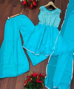 Magnifique robe de réception Kanchipuram avec travail de la pierre Robe de soirée fabuleuse en Georgette avec détails à volants - Product Image 4